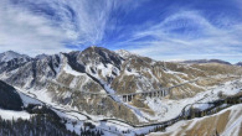 Cel mai lung tunel de autostradă din lume va fi deschis până la sfârșitul acestui an. Acesta este situat în nord-vestul Chinei, pe autostrada Urumqi-Yuli din Regiunea Autonomă Xinjiang. Tunelul Tianshan Shengli are o lungime de 22,13 kilometri și traversează Munții Tian Shan. / Sursă foto: Profimedia | Poza 3 din 5