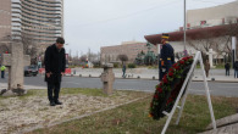 Președintele Nicușor Dan depune o coroană de flori la troița de la Piața Universității în memoria victimelor Revoluției Române din decembrie 1989, în București, 21 decembrie 2025. Foto: Inquam Photos / George Călin | Poza 2 din 6