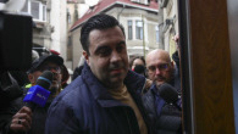 Fostul ministru al transporturilor, Razvan Cuc, este adus la sediul DNA, in Bucuresti, 16 decembrie 2025. Foto: Inquam Photos / Octav Ganea | Poza 4 din 5