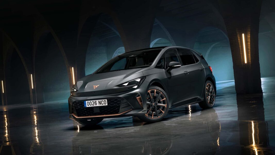 cupra-born-facelift-2026:-electrica-spaniola-se-intoarce-cu-butoane-adevarate-(si-o-victorie-istorica-pe-portiera!)