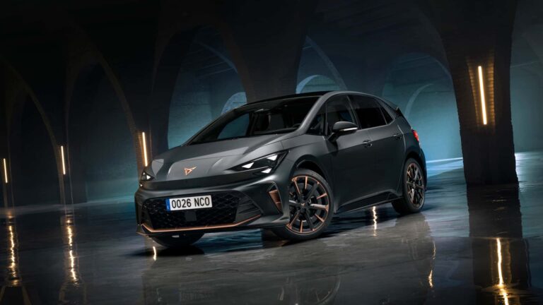 cupra-born-facelift-2026:-electrica-spaniola-se-intoarce-cu-butoane-adevarate-(si-o-victorie-istorica-pe-portiera!)