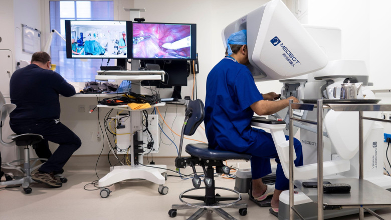 un-chirurg-din-londra-a-operat-un-pacient-aflat-la-2.400-km-distanta,-cu-ajutorul-unui-robot un-chirurg-din-londra-a-operat-un-pacient-aflat-la-2.400-km-distanta,-cu-ajutorul-unui-robot