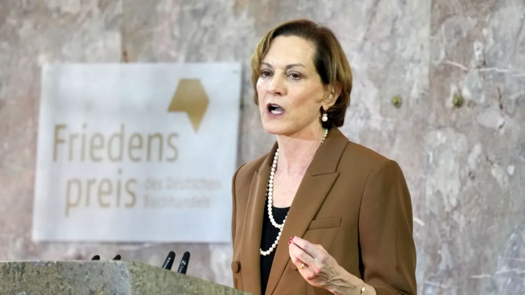 ce-uneste-china,-rusia-si-iranul.-anne-applebaum,-la-bucuresti:-„reteaua-autocrata-moderna-nu-este-unita-de-ideologie,-ci-de-interesul-comun-de-a-ramane-la-putere”