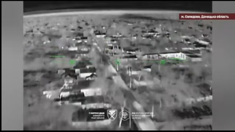 momentul-in-care-dronele-ucrainene-ataca-posturile-de-comanda-rusesti-din-selidove,-la-20-km-in-spatele-liniei-frontului