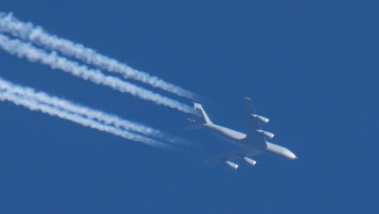 un-avion-american-de-realimentare-kc-135-stratotanker-s-a-prabusit-in-irak