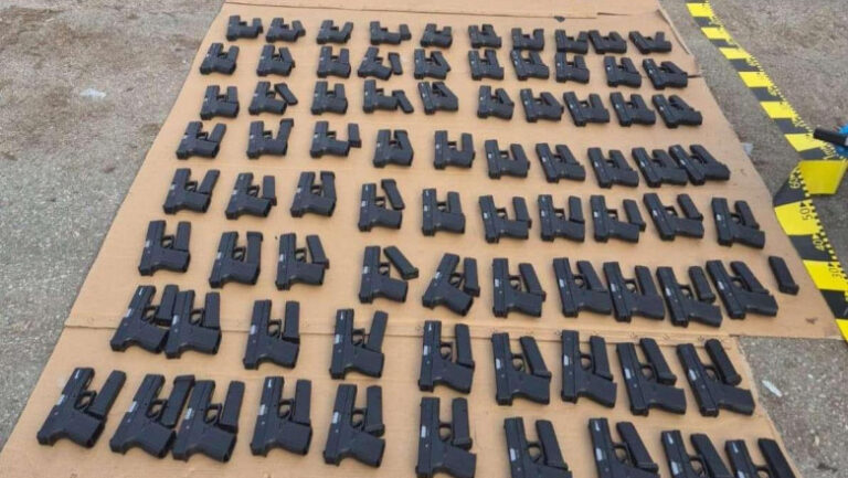 captura-de-proportii-la-calafat-peste-100-de-pistoale,-incarcatoare-si-60.000-de-tigarete-au-fost-descoperite-intr-un-camion