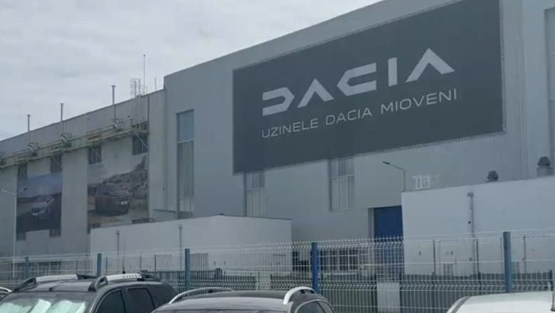 MINUNEA DIN ARGEȘ: După doar 30 de ani de rugăminți, Dacia primește 10 kilometri de drum. Ne vedem la inaugurare în 2030, dacă avem noroc!