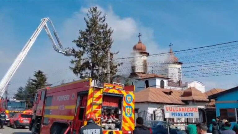 incendiu-puternic-la-o-biserica-din-prahova,-in-timpul-slujbei-de-duminica:-120-de-enoriasi-evacuati.-trafic-restrictionat-pe-dn1