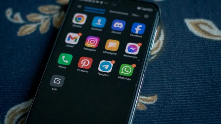 un-lant-olandez-de-magazine-permite-tinerilor-sa-aplice-la-joburi-prin-whatsapp-si-sa-si-programeze-singuri-interviuri