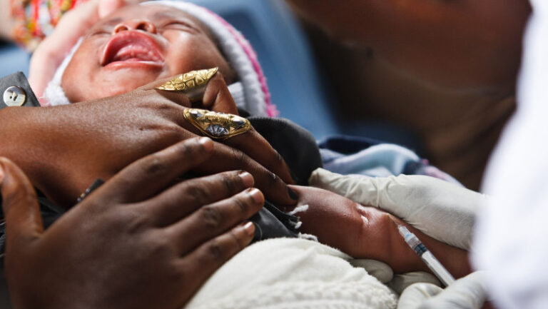 studiu-„neetic”-cu-vaccinuri-in-africa,-finantat-de-sua:-nou-nascuti-inclusi-in-experiment.-„poate-fi-prototip-pentru-alte-cercetari”