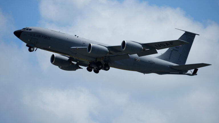 primele-trei-avioane-cisterna-kc-135-stratotanker-au-aterizat-in-romania.-gen-(r)-balaceanu:-„se-profileaza-un-razboi-de-uzura”