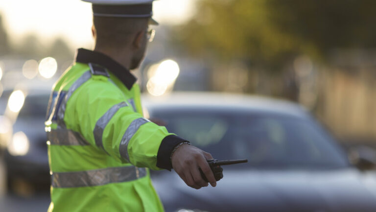 un-barbat-urmarit-international-si-doua-hoate,-prinsi-de-politisti-in-cluj-dupa-ce-au-trecut-cu-masina-pe-rosu-la-semafor