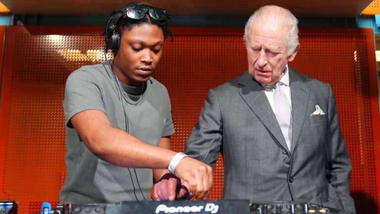 regele-charles,-dj-pentru-o-zi.-monarhul-britanic-a-pus-muzica-intr-un-studio-din-manchester
