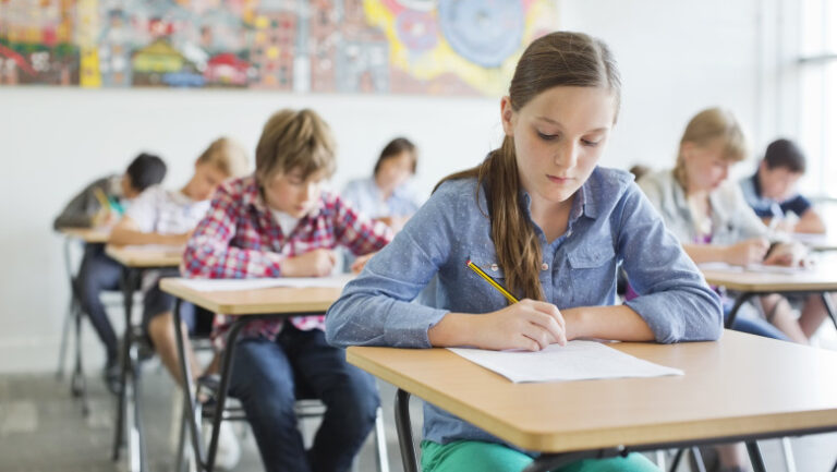 simulare-evaluarea-nationala-2026:-elevii-sustin-astazi-proba-la-matematica.-ce-reguli-trebuie-respectate-in-sala-de-examen