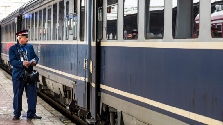 locomotiva-unui-tren-cu-23-de-calatori-a-deraiat-in-timis.-traficul-feroviar-este-blocat