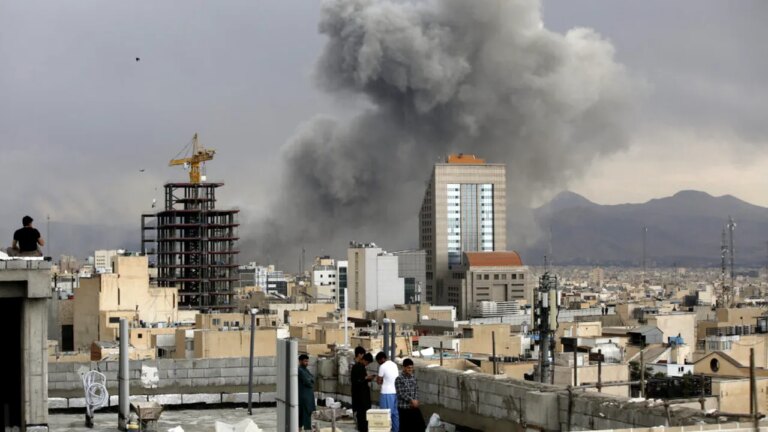 razboiul-din-orientul-mijlociu,-ziua-19.-atac-cu-rachete-balistice-iraniene-in-israel/-preturile-benzinei-in-sua-au-atins-cel-mai-ridicat-nivel-din-toamna-anului-2023