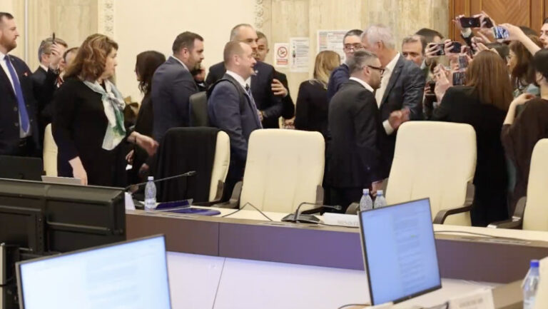 „rasturnam-democratia!”-haos-la-votul-ajutoarelor-pentru-pensionari:-masura-a-fost-respinsa,-desi-initial-trecuse.-psd-a-parasit-sala