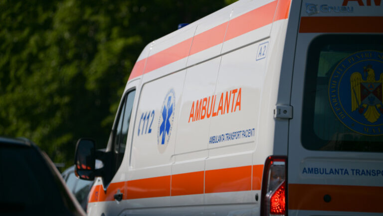 victima-unui-accident-rutier,-ranita-din-nou-dupa-ce-ambulanta-in-care-se-afla-s-a-ciocnit-cu-un-camion-de-salubritate,-pe-dn-7