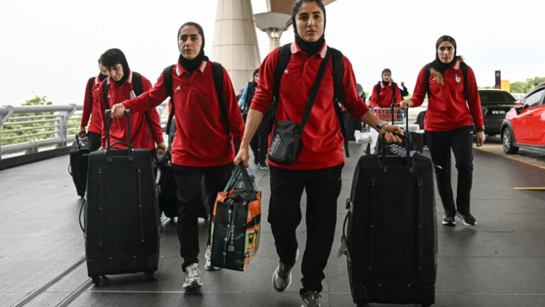 nationala-feminina-de-fotbal-a-iranului-s-a-intors-in-tara.-cate-dintre-ele-au-decis,-pana-la-urma,-sa-ramana-in-australia