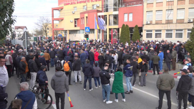 a-treia-zi-de-proteste-la-targu-jiu:-sute-de-mineri-in-strada.-oamenii-ameninta-ca-vor-muta-manifestatiile-in-bucuresti
