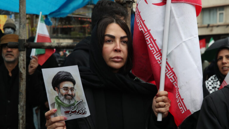 cum-incearca-mossadul-sa-i-intoarca-pe-iranieni-impotriva-regimului-de-la-teheran:-„a-sosit-momentul”