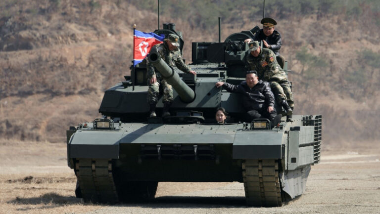 fiica-adolescenta-a-liderului-nord-coreean-kim-jong-un-a-condus-un-tanc-la-un-exercitiu-militar