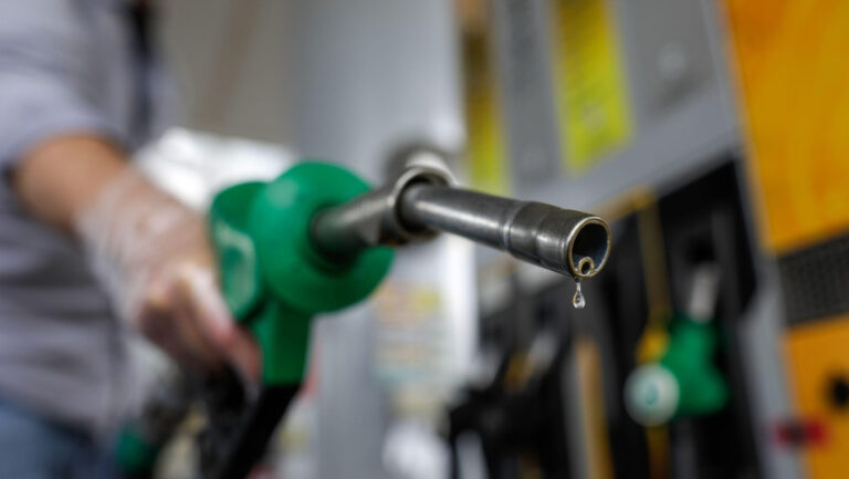 inca-o-scumpire-peste-noapte-la-carburanti:-preturile-la-benzina-ating-un-nou-record.-ce-masuri-pregateste-guvernul