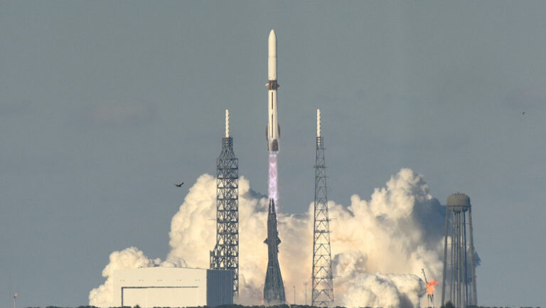 jeff-bezos-vrea-sa-lanseze-o-retea-uriasa-de-sateliti-pentru-centre-de-date-in-spatiu.-la-proiect-se-alatura-si-alte-mari-companii