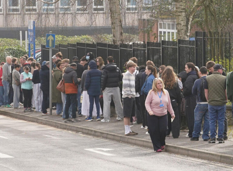socul-si-durerea-provocate-de-focarul-de-meningita-din-marea-britanie:-cum-s-a-raspandit-boala-pana-la-londra