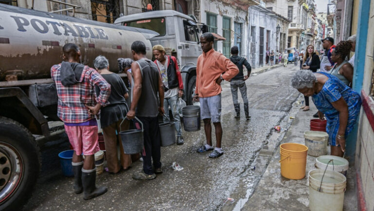 cuba-se-pregateste-pentru-o-posibila-invazie-a-sua,-in-timp-ce-criza-de-combustibil-si-electricitate-lasa-havana-fara-apa