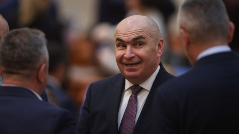 bolojan,-dupa-adoptarea-bugetului-pe-2026:-„nimeni-nu-va-putea-arunca-la-cos-efortul-romanilor-din-ultimele-luni”