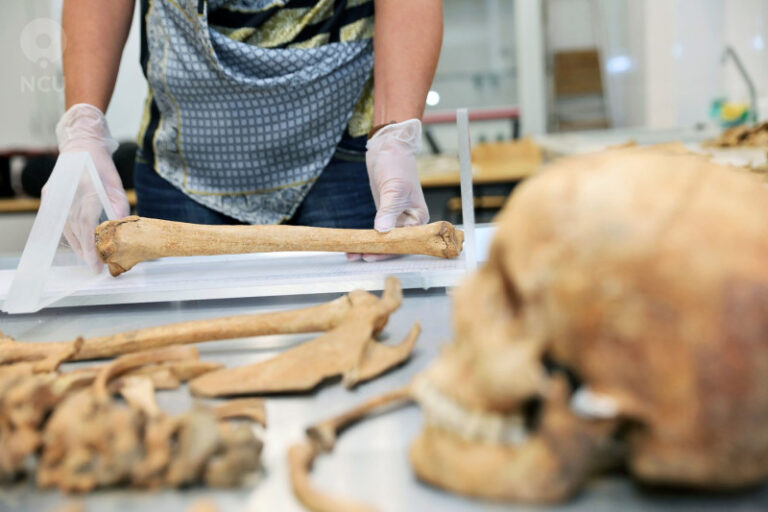 lacate-la-picioare-si-seceri-la-gat-pentru-a-impiedica-mortii-sa-iasa-din-morminte.-practici-medievale-descoperite-int-un-stat-european