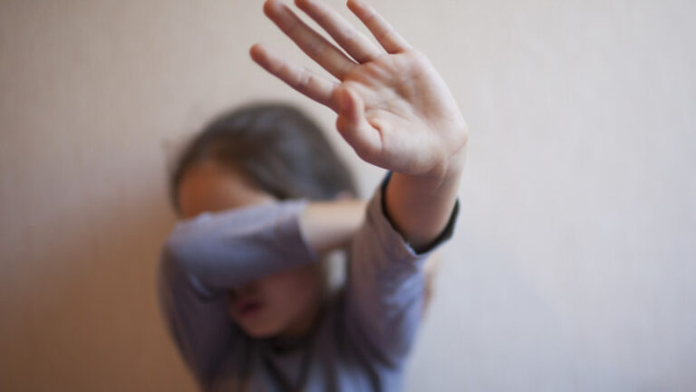 doi-copii-de-2-si-4-ani,-legati-de-calorifer-intr-un-apartament.-mama-si-concubinul-acesteia-au-fost-arestati