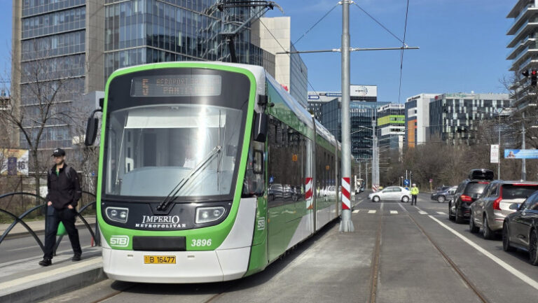 femeie-lovita-de-tramvai-in-bucuresti,-dupa-ce-ar-fi-traversat-pe-rosu.-circulatia-liniei-5,-blocata