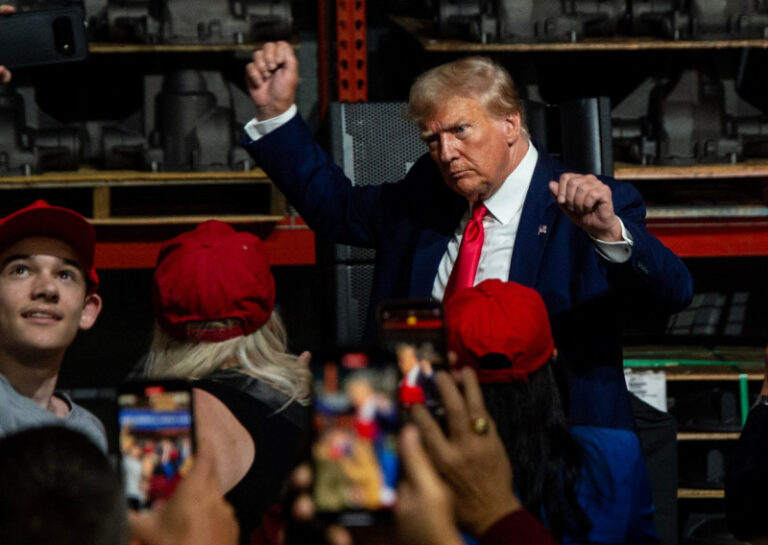 „nu-cedam-si-nu-ne-cerem-scuze”:-cum-incearca-donald-trump-si-oficialii-de-la-casa-alba-sa-prezinte-razboiul-din-iran-ca-pe-un-joc