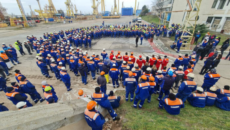 angajatii-santierului-naval-mangalia-protesteaza-din-nou.-oamenii-solicita-aprobarea-planului-de-reorganizare