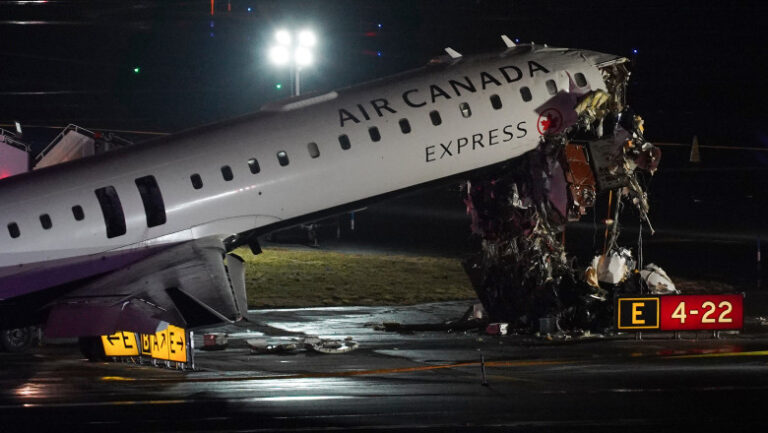 marturia-unui-pasager-al-avionului-care-s-a-ciocnit-cu-un-vehicul-pe-aeroportul-la-guardia.-„am-simtit-cum-aparatul-pierde-controlul”