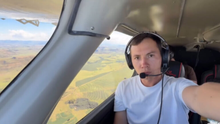 „prostia-nu-are-limite”.-un-cunoscut-blogger-rus-a-murit-dupa-ce-avionul-cu-care-zbura-a-fost-confundat-cu-o-drona-de-catre-antiaeriana