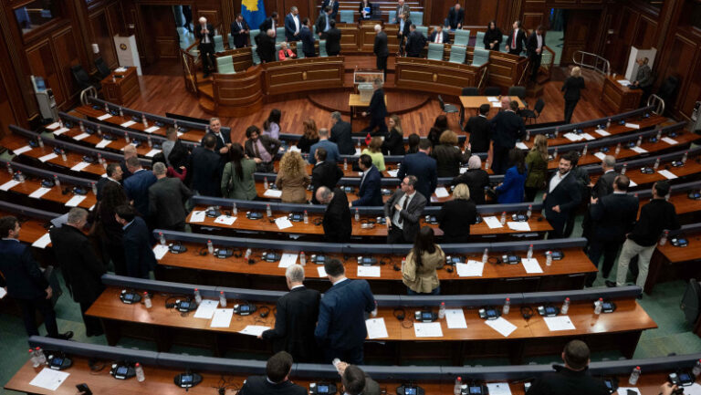 criza-politica-din-kosovo-continua:-decretul-de-dizolvare-a-parlamentului,-respins-de-curtea-constitutionala