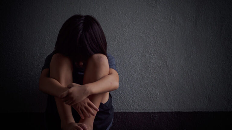lege-promulgata:-agresorii-sexuali-condamnati-nu-mai-pot-lucra-cu-persoane-vulnerabile.-interdictii-extinse-in-scoli-si-spitale