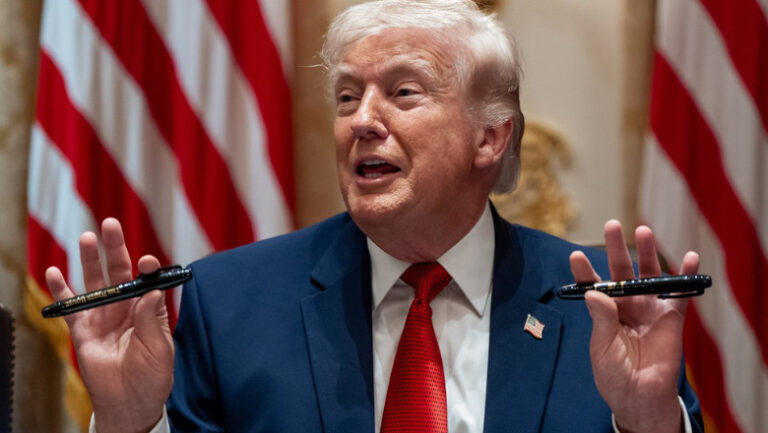 trump-prelungeste-ultimatumul-pentru-un-acord-cu-iranul:-„ei-au-cerut-7-zile,-insa-eu-am-hotarat-sa-le-dau-10”