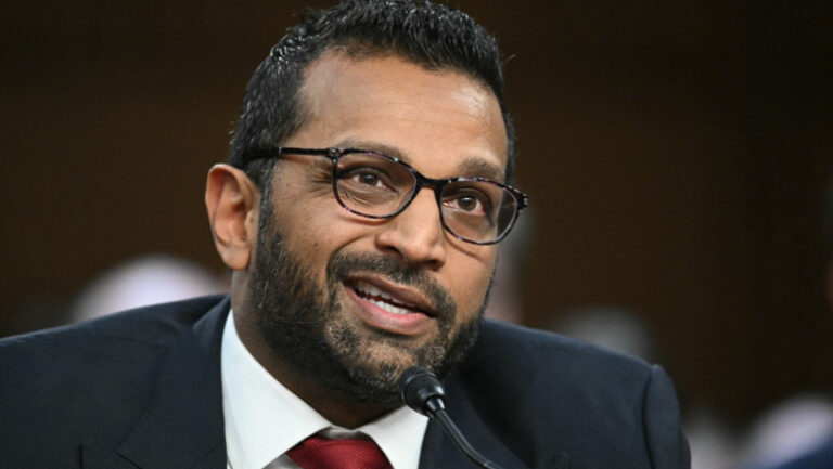 hackeri-cu-legaturi-cu-iranul-au-spart-adresa-de-e-mail-a-sefului-fbi-si-au-publicat-informatii-si-fotografii-personale-ale-acestuia