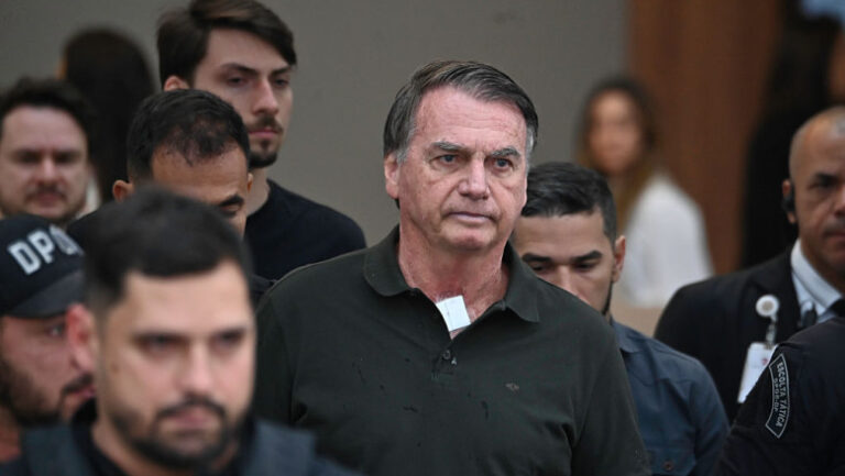fostul-presedinte-brazilian-jair-bolsonaro,-externat-din-spital-si-plasat-in-arest-la-domiciliu