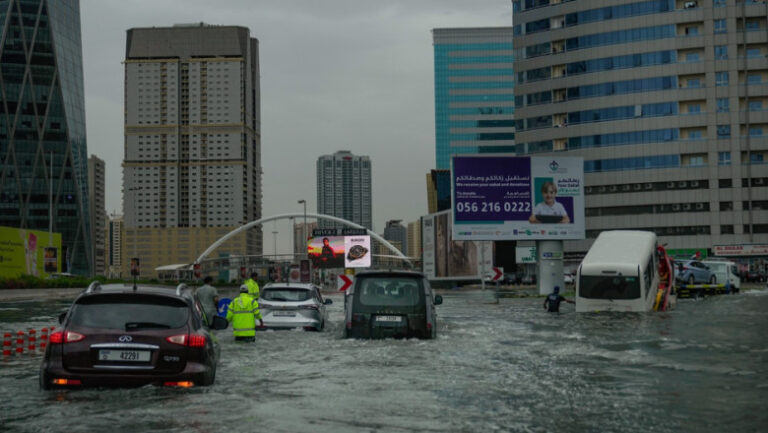 furtuni-puternice-si-inundatii-in-emiratele-arabe-unite