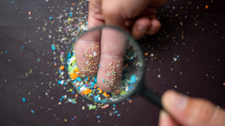 cantitatea-de-microplastic-din-mediu-ar-putea-fi-supraestimata,-iar-vinovatul-este-un-obiect-banal:-descoperirea-unor-chimisti