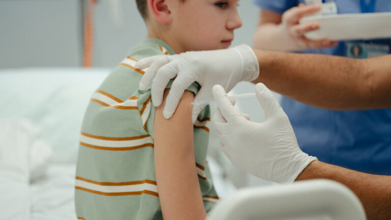 ce-vaccin-se-administreaza-la-varsta-de-14-ani:-la-ce-boli-sunt-expusi-adolescentii-in-lipsa-imunizarii