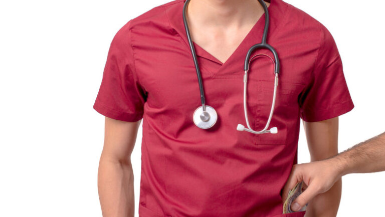ce-raspunde-ministrul-sanatatii,-intrebat-daca-a-dat-sau-a-luat-vreodata-spaga-cat-a-fost-medic