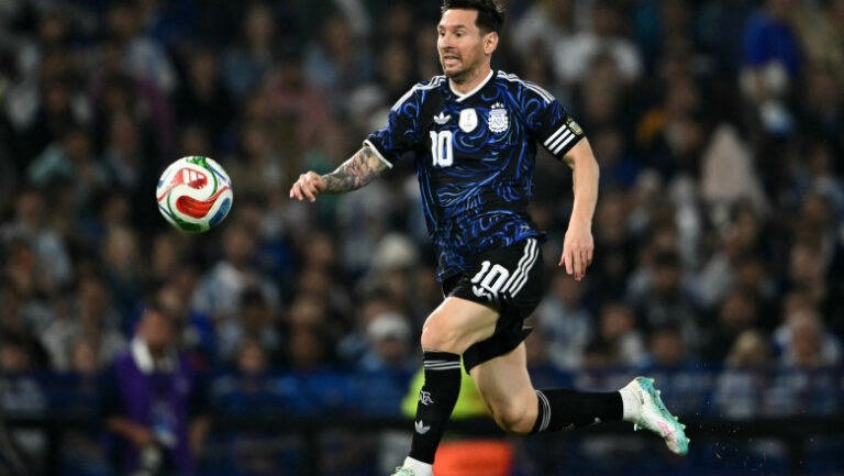 adevaratul-meci-s-a-jucat-la-vestiar:-fotbalistii-din-mauritania-s-au-„batut”-pe-tricoul-lui-messi