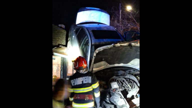 un-autoturism-a-iesit-de-pe-sosea-si-a-ajuns-pe-acoperisul-unei-case,-intr-o-localitate-din-prahova