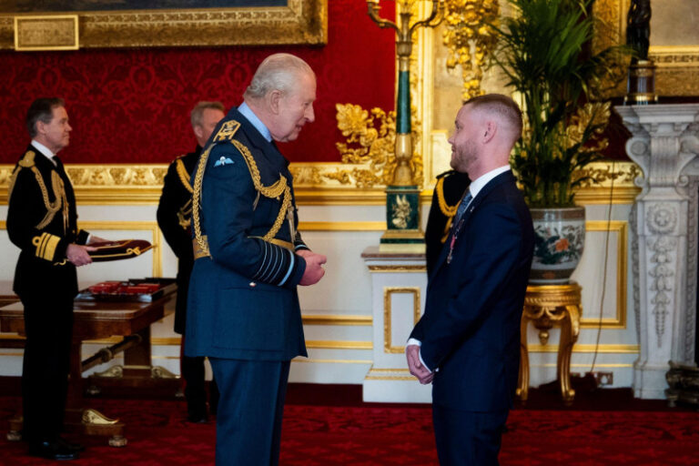 „l-am-luat-in-brate-ca-sa-nu-ne-arunce-in-aer”.-povestea-pacientului-care-a-oprit-un-atac-cu-bomba-intr-un-spital-din-marea-britanie